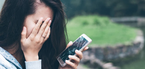 jeune femme pleurant pour son téléphone